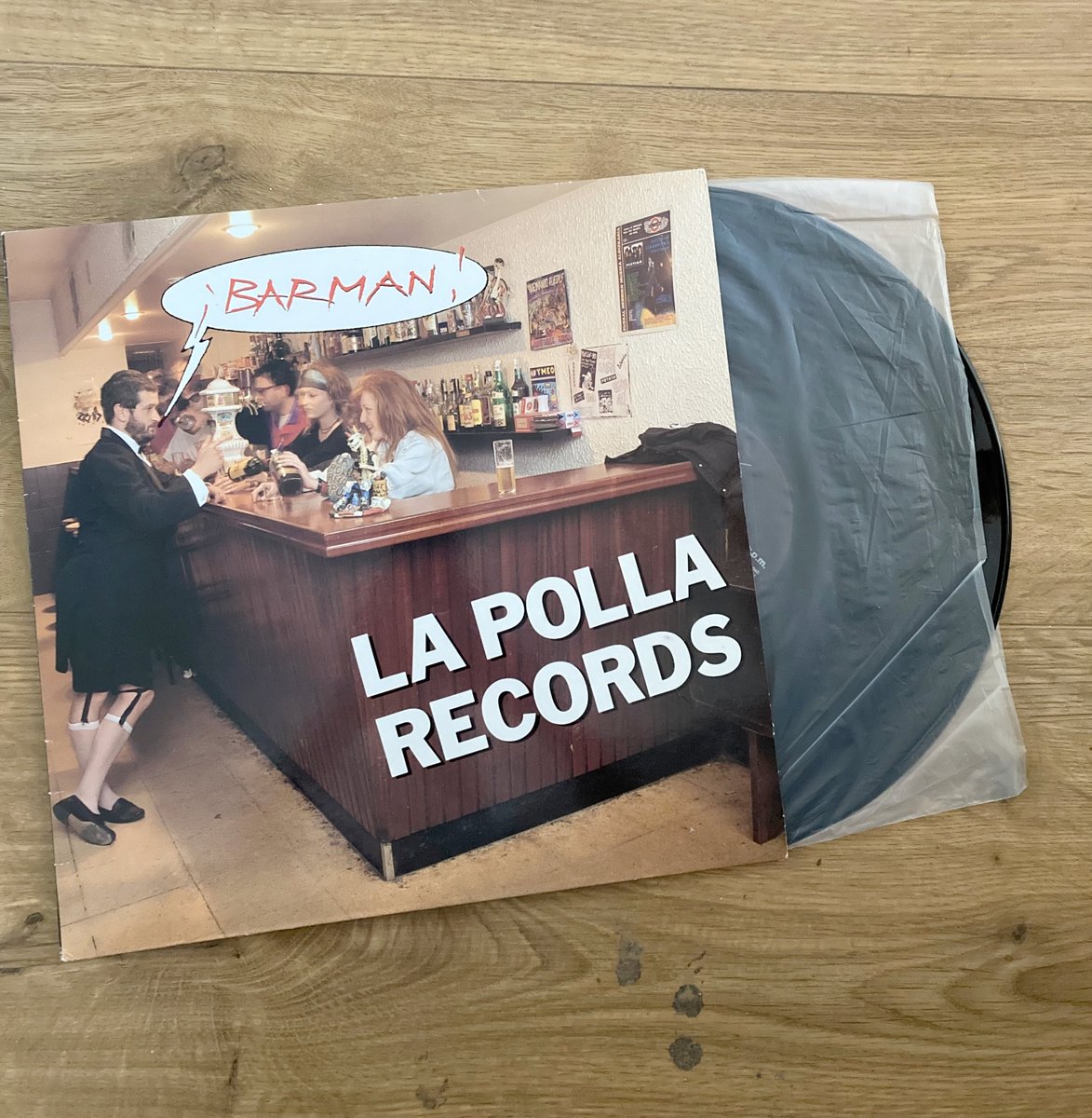 La Polla Records no se entiende sin la Taberna Otxoa, epicentro de la banda y sus colegas en Agurain. Un personaje más del documental, un bar con leyenda. Este disco fue un bonito homenaje, con el mismísimo Otxoa pidiendo ronda... #NoSomosNada #LaPollaRecords