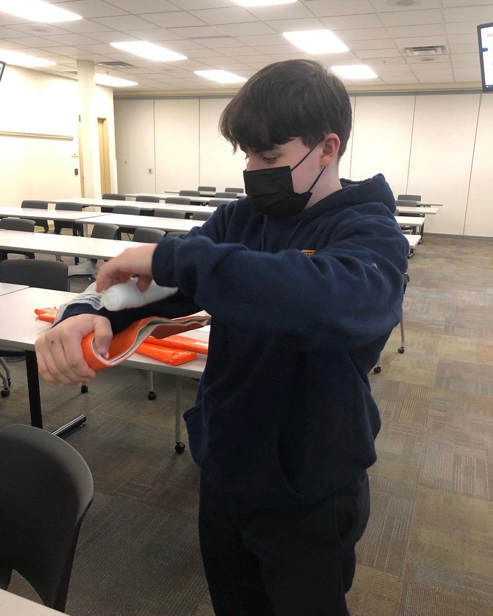 OHSPSA1's tweet photo. Splinting familiarization PM version for EMS class. #treatingtrauma #firstresponders #CTEMonth @oactep @OJSHSLearns https://t.co/pX6pOtkd31
