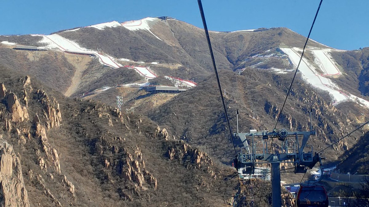 BenoitMaylin's tweet photo. 😡 Voici la piste de descente des JO de Pékin! Ces Jeux sont une insulte aux Jeux, aux droits de l'Homme, à la pollution environnementale. Sans oublier qu’en décembre la Coupe du Monde ⚽️ se jouera dans des stades climatisés au Qatar. Désastre humain et écologique!
#freepengshuai https://t.co/N9LXHaXjdu