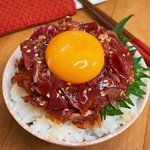 お醤油やコチュジャンなどの味付けでご飯が進みそう!生ハムを使った、美味しそうな「丼もの」レシピ!