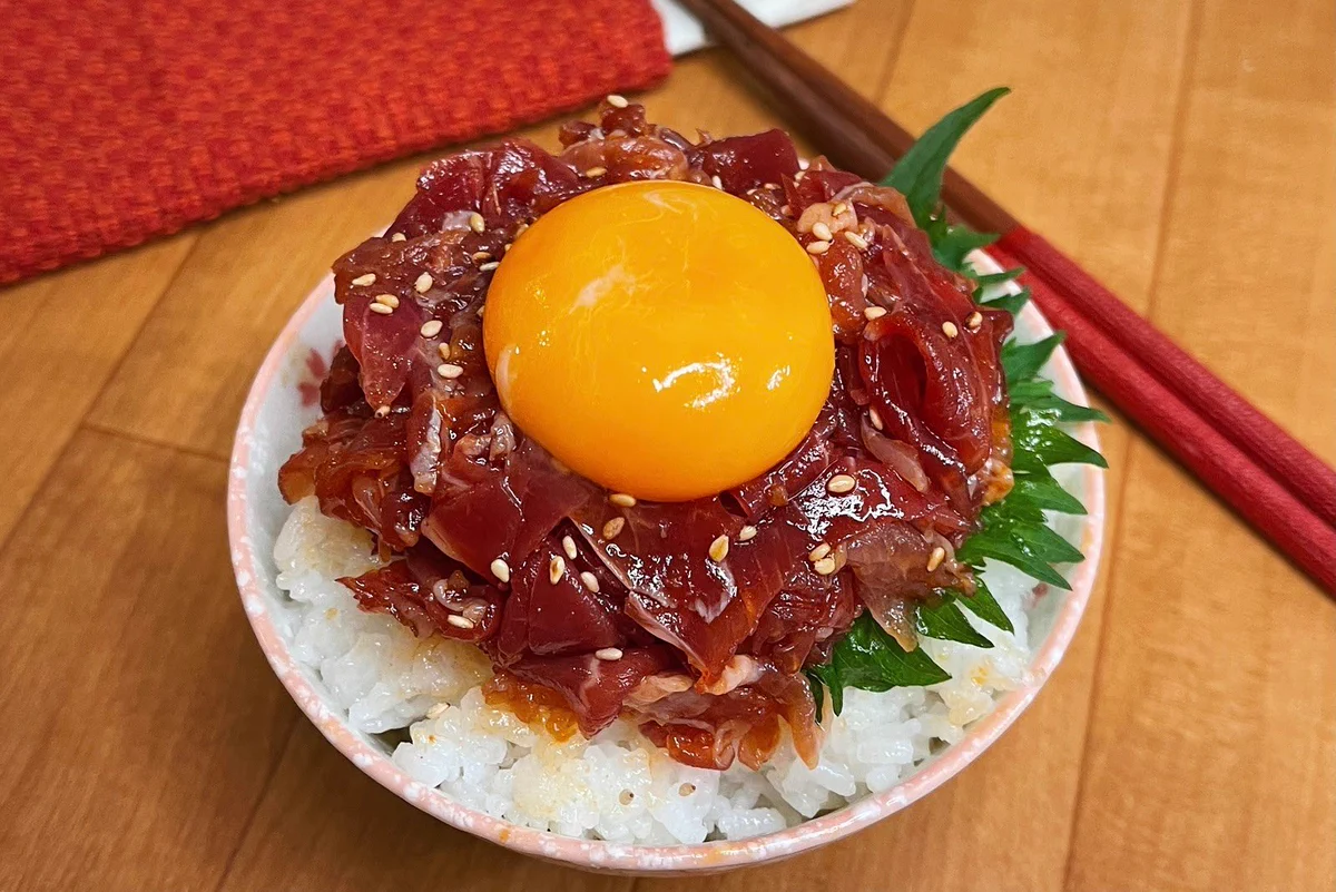 お醤油やコチュジャンなどの味付けでご飯が進みそう！生ハムを使った、美味しそうな「丼もの」レシピ！