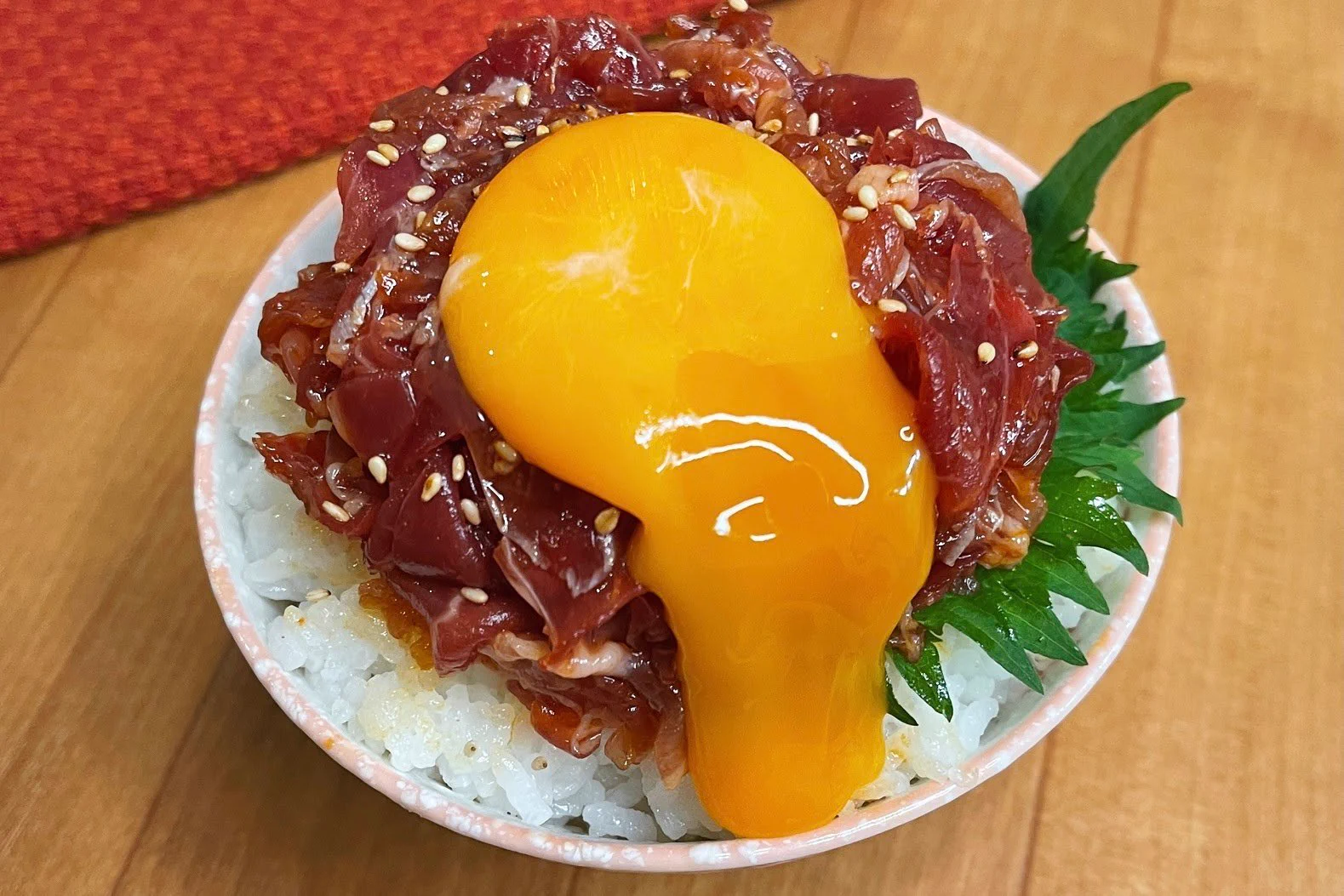 お醤油やコチュジャンなどの味付けでご飯が進みそう！生ハムを使った、美味しそうな「丼もの」レシピ！