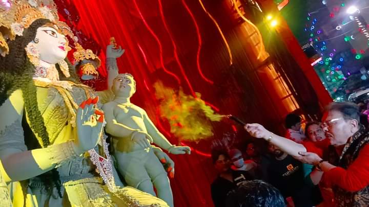 madanmitraoff's tweet image. সোনাগাছির যৌনপল্লীর সরস্বতী পুজোর উদ্বোধনে রক্ত দিয়ে পুজো।
#mmpicture #mmphotography