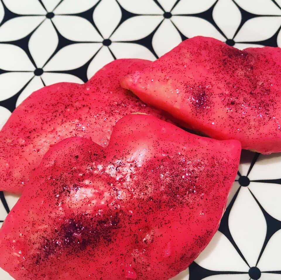 CleveCupcakeCo's tweet photo. Cold weather smooch https://t.co/hciZ5NkKEm
