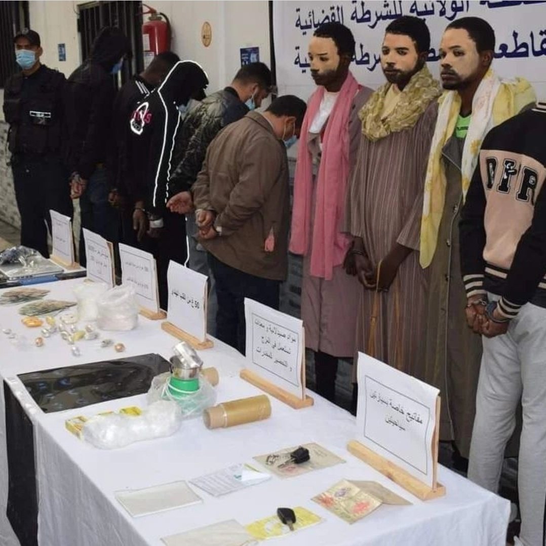 🇩🇿 FLASH - Un groupe de trafiquant de drogue déguisés en femmes et ayant blanchi leurs teints, ont été arrêtés aujourd’hui par la police de la wilaya d’#Alger.
