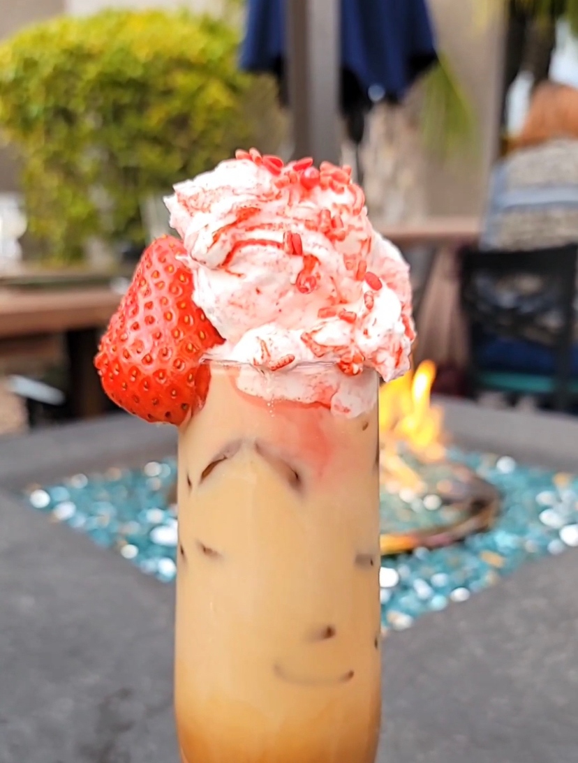 Who isn't a fan of chocolate covered strawberries? Or lattes? 🍫🍓☕

Try our Chocolate Covered Strawberry Latte and satisfy your sweet tooth and need for caffeine 🤤 

🕗 Thursday - Monday | 8 a.m. - 2 p.m.
CLOSED TUESDAYS &amp; WEDNESDAYS