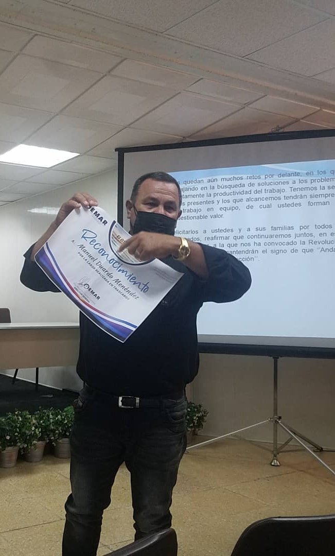 GemarOsde's tweet photo. Recibe el Director General de #ASTICAR reconocimiento por la labor realizada en #TRANSCARGO -como cuadro destacado -de parte de #GemarOsde #CubaVive #GenteDeMarLaHabana #CubaViveYAvanza #TransporteCuba @MitransCuba https://t.co/hCX4Ut9sLd
