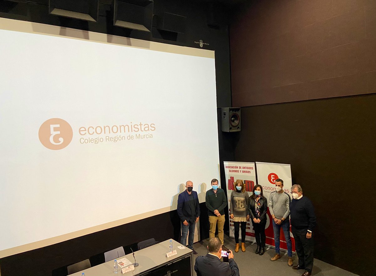 marcosantonr's tweet photo. 🎞 Hoy en @FilmotecaMurcia #Murcia, Ciclo #Economía y #Cine, la cerveza es protagonista 🍺. Dan la bienvenida @RmadridRamon (@economistasrm) y Mari Carmen Puigcerver (@a4feem). Modera @longinosmarin (@UMU) con Eduardo Cano (@catedrabeer) y Juan Antonio López (@estrellalevante). https://t.co/jRmMQQyrUo