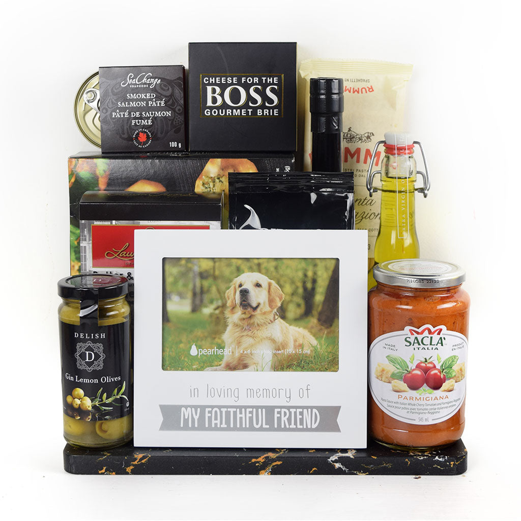 muttsmousers's tweet photo. Help ease the grief of a loved one over the loss of their fur buddy with the Forever In Your Heart Dog Gift Basket from Mutts &amp; Mousers.🎁

https://t.co/xRBPd3jCoA

#muttsmousers #petgifts #petlove #sympathy #giftidea #Thursday #USA #Canada https://t.co/3dPS3Ir17t