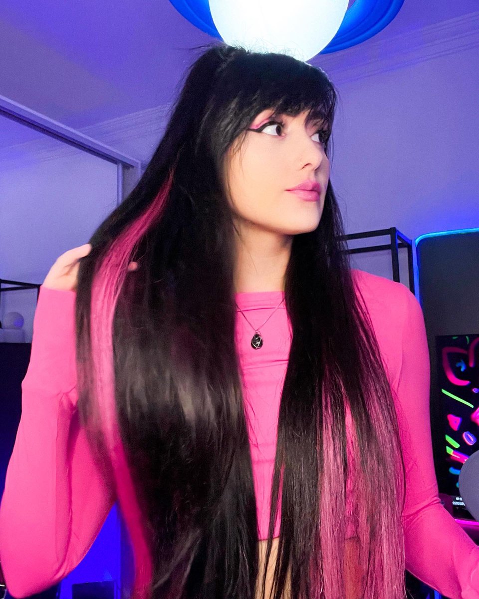 Nandabellissimo's tweet photo. Salve galera! Preparados pra live de hoje? 💗 Live no YouTube viu? Link na bio! Ativa as notificações https://t.co/TBD2K7xs7v
