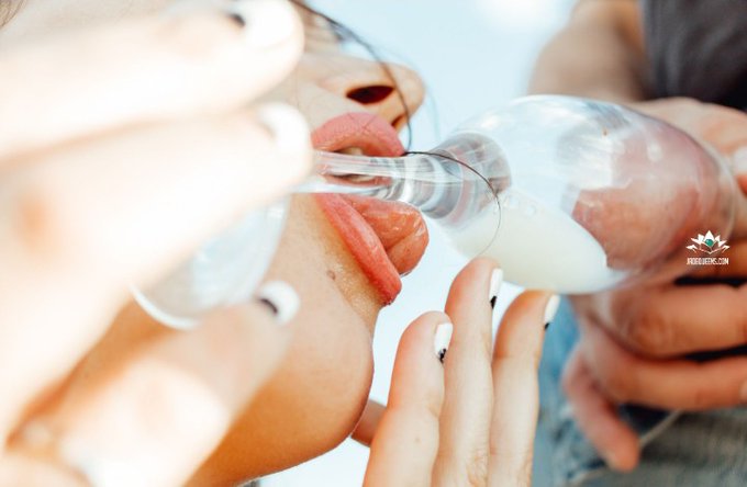 PARAISO ORAL. Una copa de champagne servida de tu nectar blanco. Y he usado tambi&eacute;n la copa para extraerlo