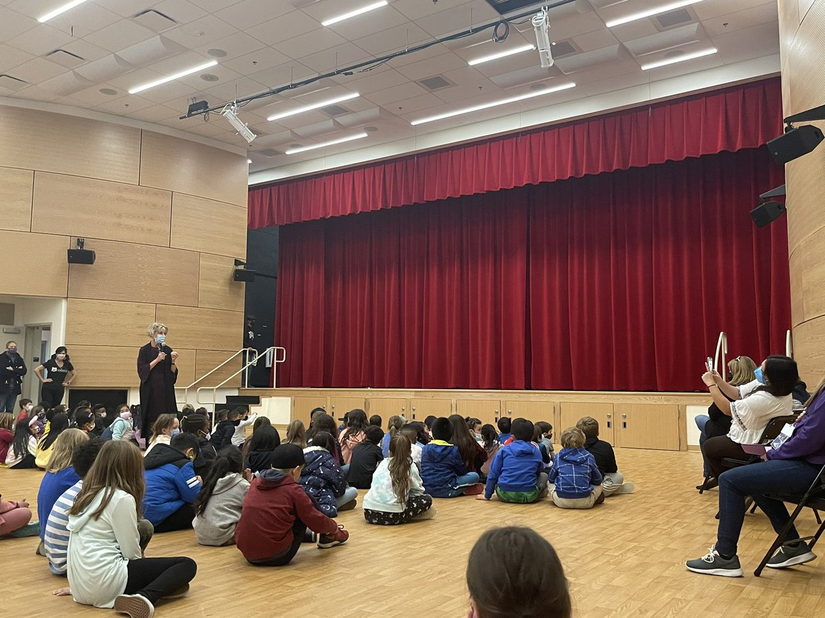 InnovativeEngel's tweet photo. We are so excited to see @OakbrookAcadArt first performance in our new theater 🎭!! https://t.co/6YdbpHo74x