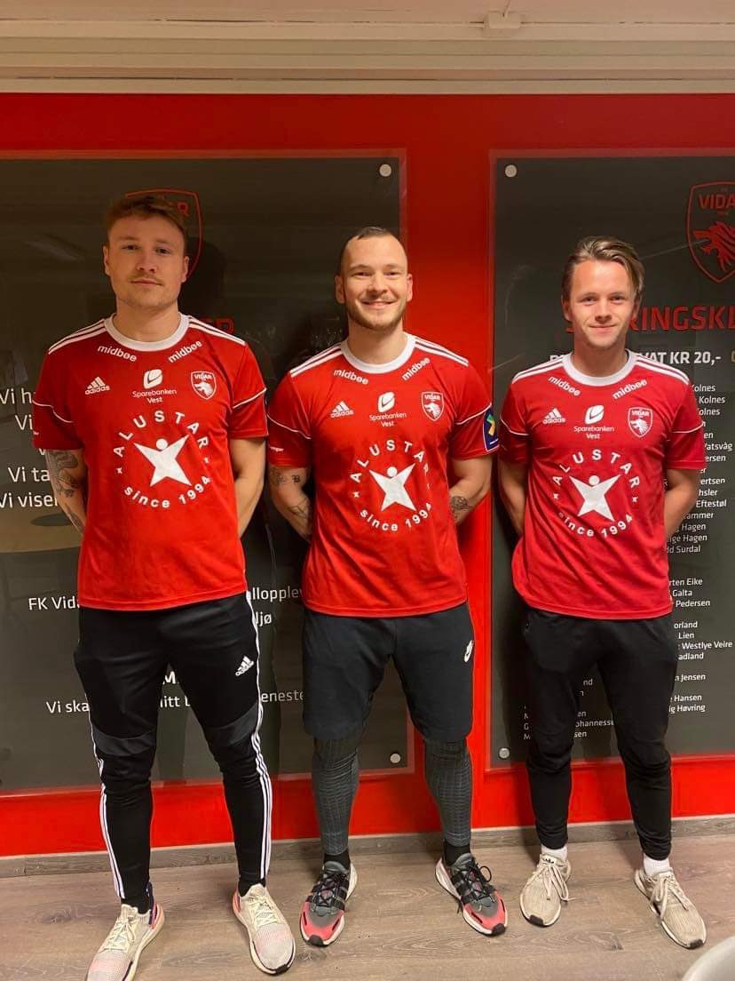 Trioen fra EIK er på plass!

Som tidligere meldt er Andreas Breimyr (t.v.)og Simen Haughom (t.h.) klar for Vidar. Nå i dag ble også Henrik Breimyr (midten) klar. Vi gleder oss til å se dem i aksjon.