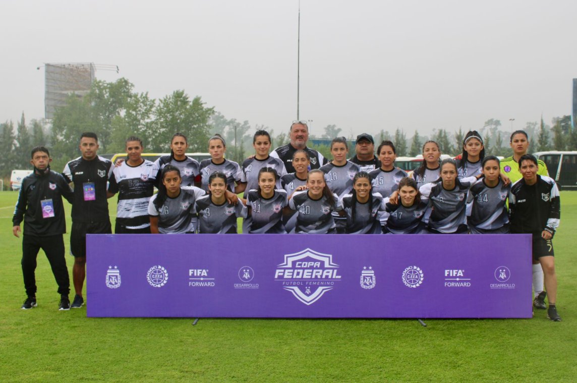dani_lichi's tweet photo. ⚽🙌Volvieron las transmisiones de fútbol femenino y estuvimos presentes en la emotiva victoria de Luna Park de Bariloche ante El Porvenir por los 8vos de final de la #CopaFederal
👉Fue empate 1-1 y triunfo de las Lunáticas por 4-2 en los penales.
📸 (1) #AFADesarrollo https://t.co/QyMBLi9nss