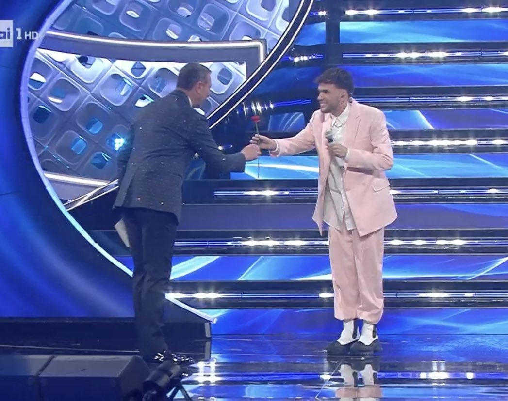 letscountsmiles's tweet photo. Everyone is giving flowers to eachother at this point, and I love it

#Sanremo2022 https://t.co/zMffz5T09C