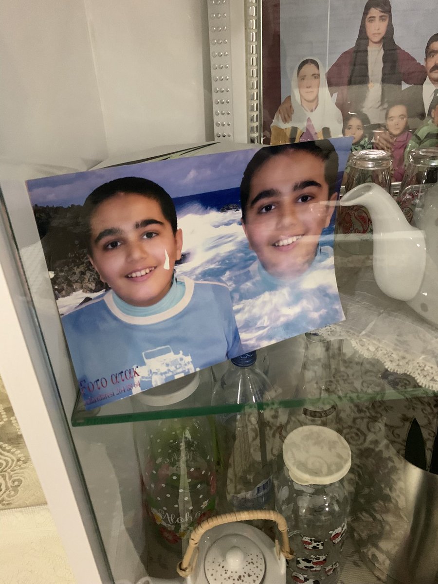 Gittiğimde oda kapısının fotosunu çektim, buyrun <a href="/deryayanikashb/">Derya Yanık</a> <a href="/avfatmaoncu/">Av.Fatma Öncü</a> bugünün Türkiyesinde bir otizmli çocuğu neye mahkum ettiğinizi görün. 

Sinan tekrar burada yaşayacak. Diğeri de çocukluk hali, hepsi sizin iktidarınızda oldu.

Eğitimsizlikten nereden nereye gelmiş…