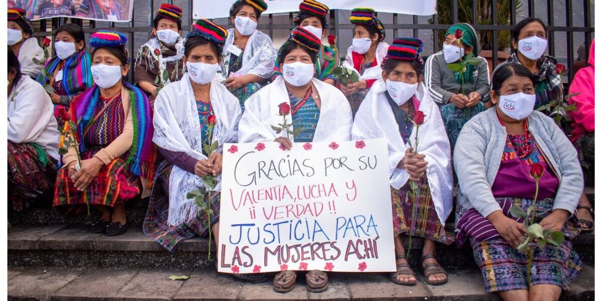 🇬🇹“Esta sentencia reconoce el dolor de las mujeres y su verdad”, explica la abogada Haydée Valey.

⚖️En un fallo histórico mujeres maya achí lograron que los paramilitares que las violentaron sean condenados.

📲bit.ly/GtMyAch
🖊️Agustina Ramos