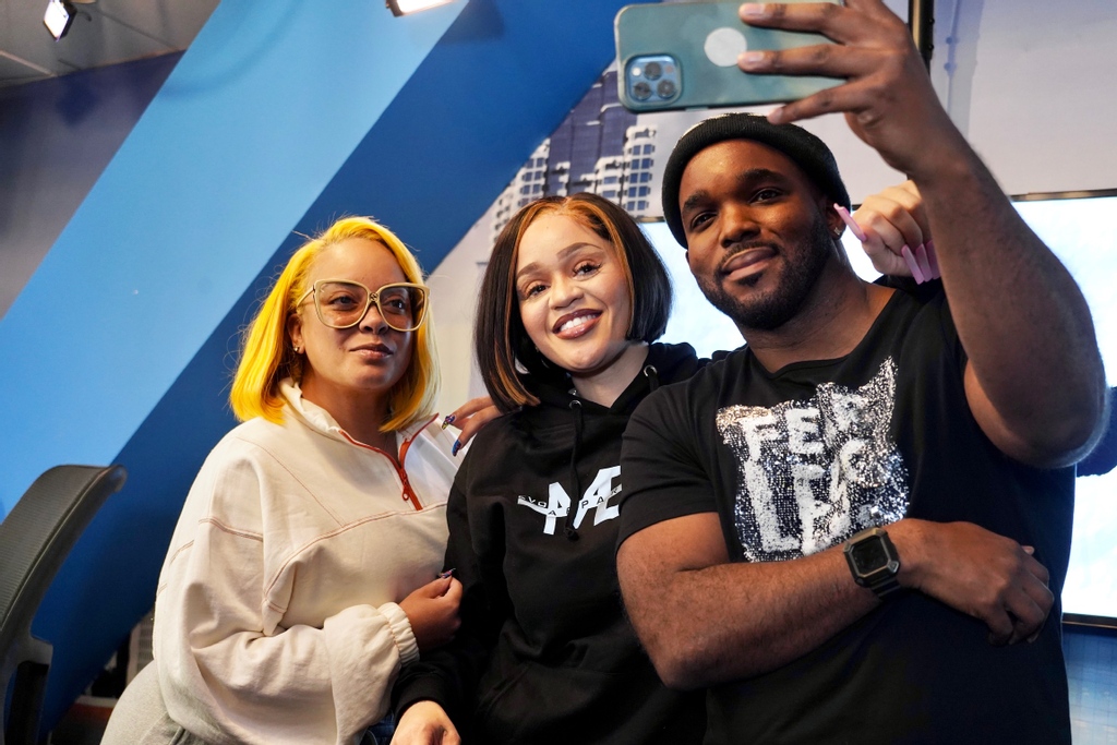 breakbeatmedia's tweet photo. 👀 #TheMorningHustleShow interview w/ @headkrack & @starringlorel feat. @dontcallmeewhitegirl - talking Growing Up Light Skinned, Going Viral & Sex 😯
📍Ep. on The Morning Show Hustle's YT
#breakbeatmedia #podcast #DCMWG #WYBWTM #comedy #podinterview #viralinfluencer #funny https://t.co/O4sxMuPujv