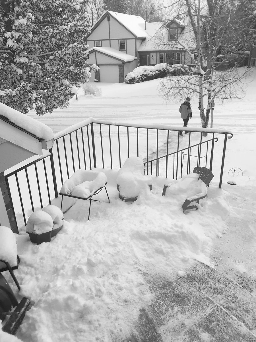 sonflowerz's tweet photo. Lots of snow at home, feels like a return to Christmas. All the children rejoice. 😁☃️🎉 https://t.co/GBE9SI3C6d