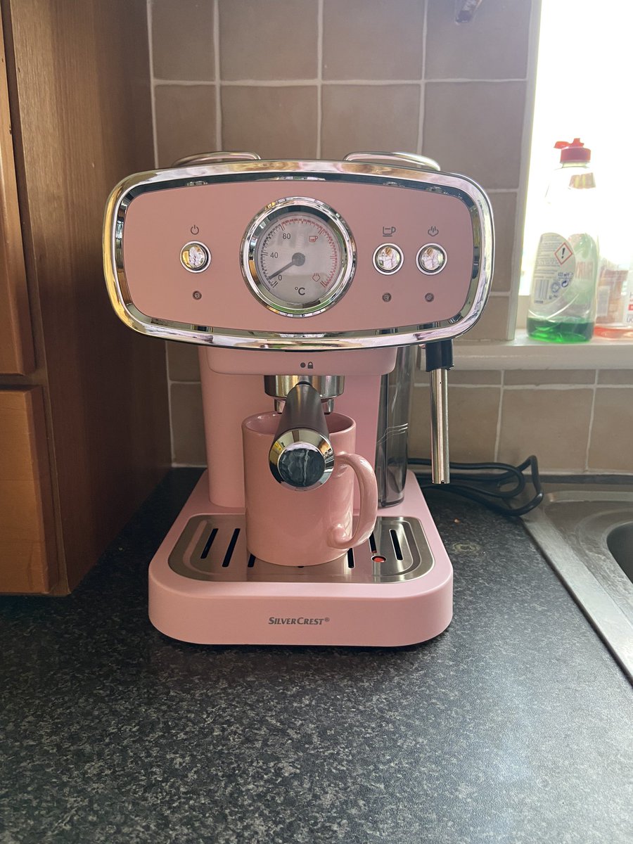 leanneprobably's tweet image. can we have some commotion for the coffee machine 🥺🥺