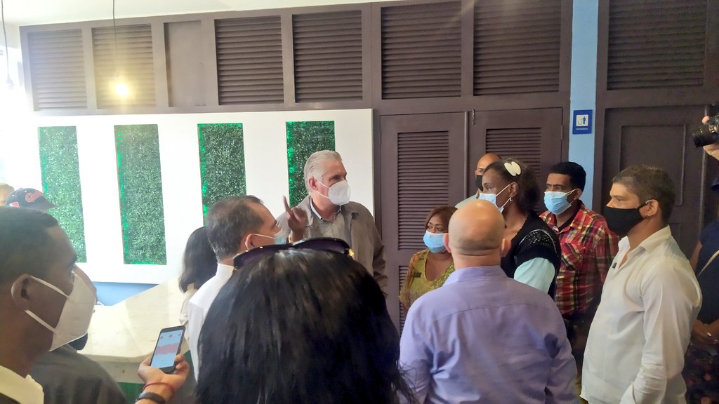 UOCuba's tweet photo. Visita el Primer Secretario del Comité Central del @PartidoPCC y Presidente de la República de #Cuba @DiazCanelB la Residencia Estudiantil, ubicada en la sede Julio Antonio Mella de la @UOCuba y conoce sobre los avances en la restauración y mantenimiento de las edificaciones. https://t.co/HTjBFQ614i