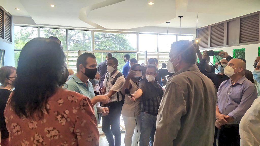 UOCuba's tweet photo. Visita el Primer Secretario del Comité Central del @PartidoPCC y Presidente de la República de #Cuba @DiazCanelB la Residencia Estudiantil, ubicada en la sede Julio Antonio Mella de la @UOCuba y conoce sobre los avances en la restauración y mantenimiento de las edificaciones. https://t.co/HTjBFQ614i