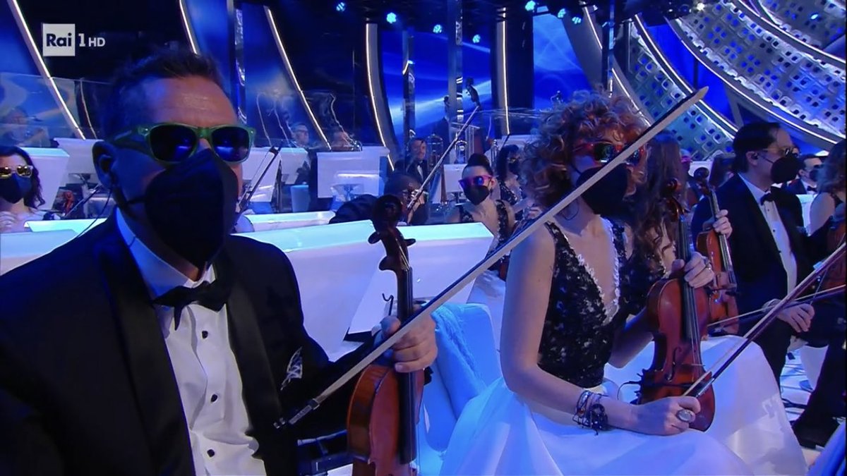 stressedfra's tweet photo. MA HA FATTO METTERE GLI OCCHIALI DA SOLE ANCHE ALL’ORCHESTRA SKSK💀💀💀

#festivaldisanremo22 #Sanremo2022 https://t.co/2FDroJRjDo