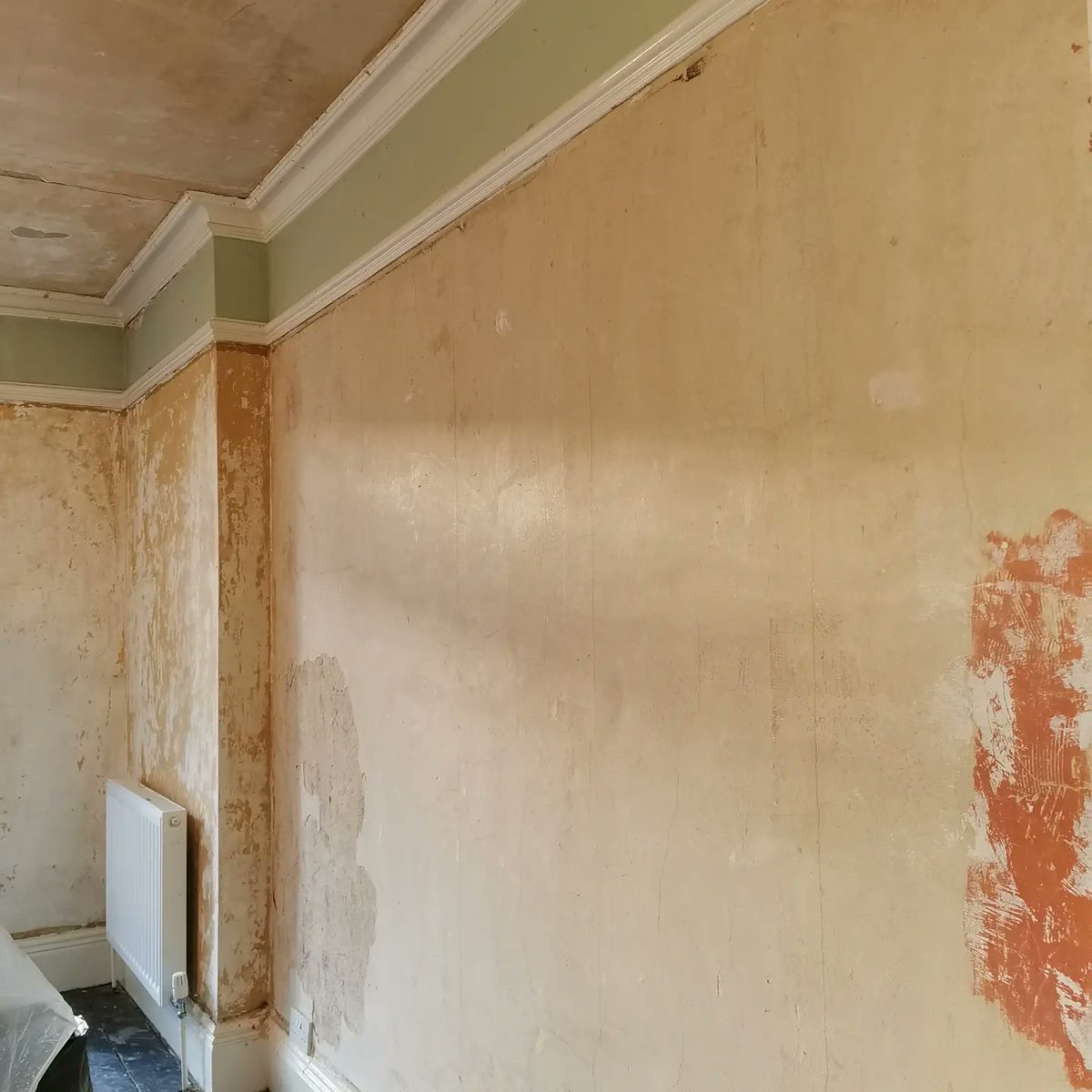 otmdecorating's tweet photo. Nice project this. Tired sitting room in need of transformation. Ceiling and walls stripped and lined with @Wallrocklining Fibreliner Plus 180 https://t.co/bPM5LBcoSI