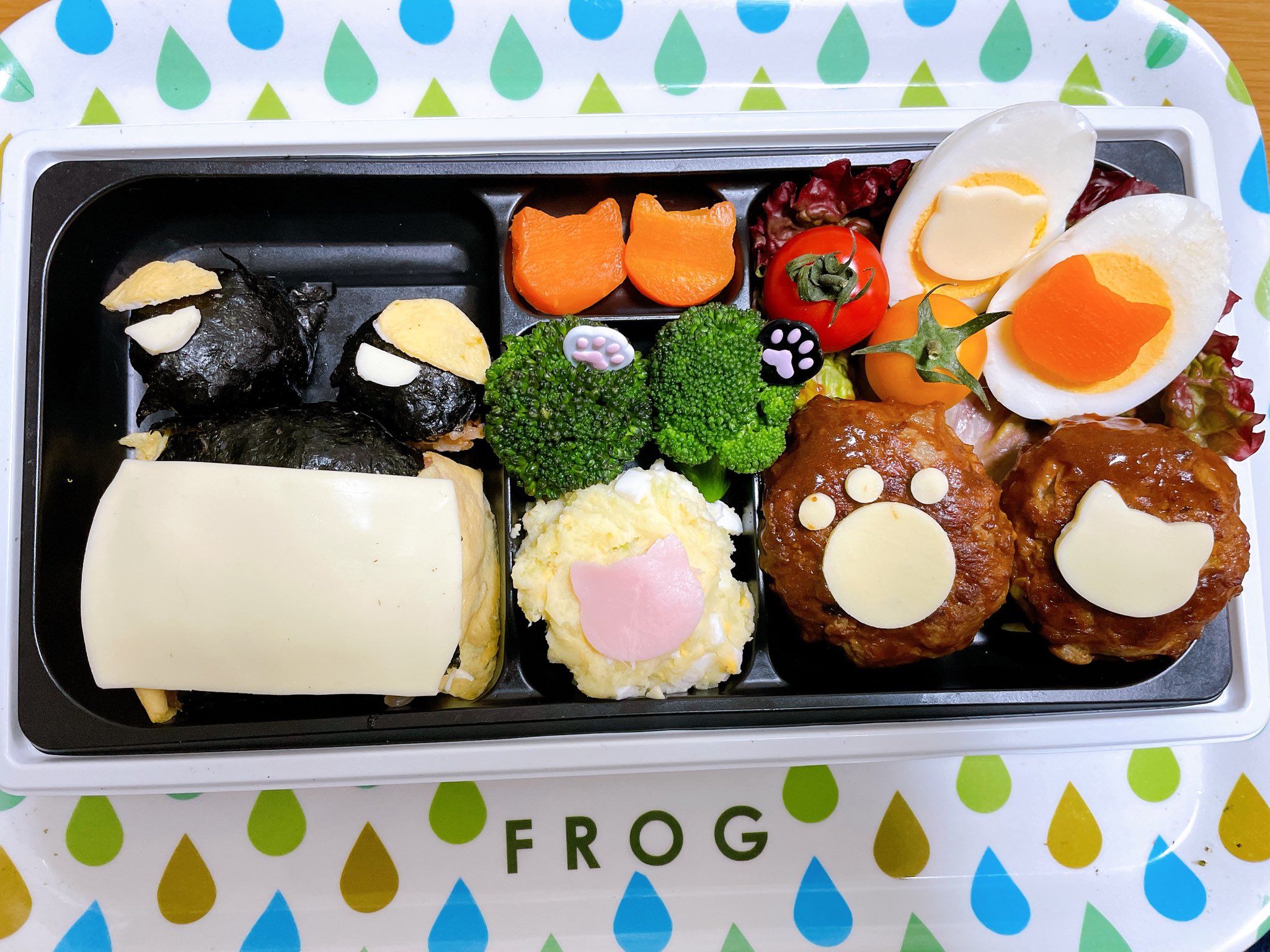 蛙弁当 これからちょくちょくあつ森のキャラ弁作りします 今日はカックン 前作った時より上手に出来ました ただ味がね キャラ弁って絶対美味しく出来ません オムライス ハンバーグ ポテトサラダ ゆで卵 お弁当 お弁当記録 T Co
