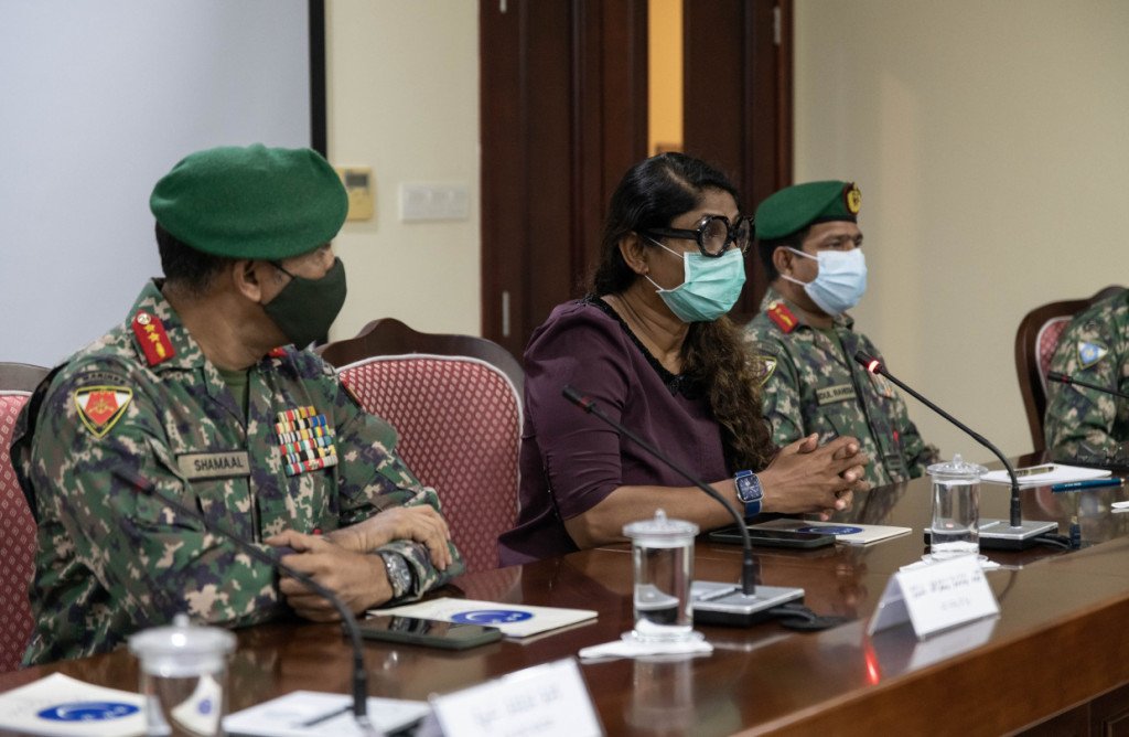 AhmedSiddeeq's tweet photo. ޣައްދާރުންނާ ދެކޮޅަށް ޙުކުމެއް އައުމަކީ ނާދިރުކަމެއް.
ފަނޑިޔާރުންގެ ތެރޭގައި ޢަދުުވެރިން، ﷲ އަށް ބިރުވެތިވެ، ﷲ ގެ ޙުކުމުން ޙުކުމް ކުރާ މީހުން މަދުވެއްޖެ.
ބަލަން ތިބެމާ، ފަނޑިޔާރުންގެ ނިނަމުމަށް. 
ކޯޓުތަކުން ޤާއިމު ކުރާނީ ޢަދުލު އިންސާފުތޯ ނުވަތަ ނޫންތޯ. https://t.co/VrIAMJGzp4