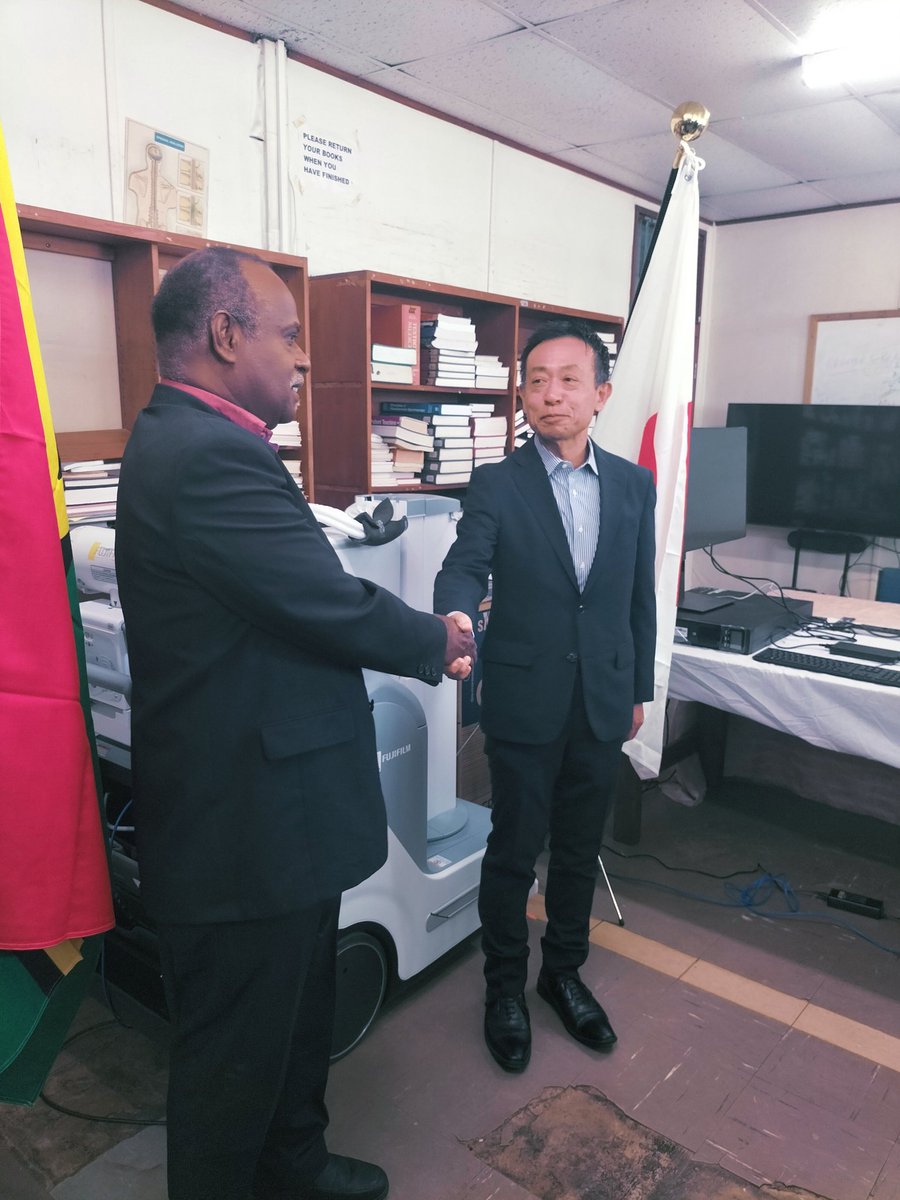 Honorable 🇻🇺 Minister of Health received from HE Japan Ambassador 5 portable x-ray machines with monitors for hospitals funded through Japan's Economic and Social Development Fund
#Vanuatu #Japan 🇯🇵 #HealthPartnership