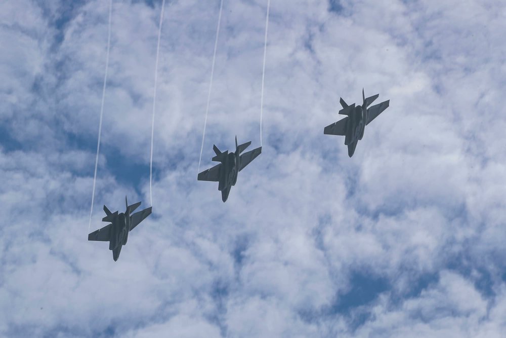 USPACOM's tweet photo. F-35C Lightning II’s, assigned to the "Black Knights" of Marine Fighter Attack Squadron 314, fly by the Nimitz-class aircraft carrier @CVN_72 during exercise #NobleFusion. #FreeAndOpenIndoPacific #Readiness https://t.co/FsJsiDQJE7