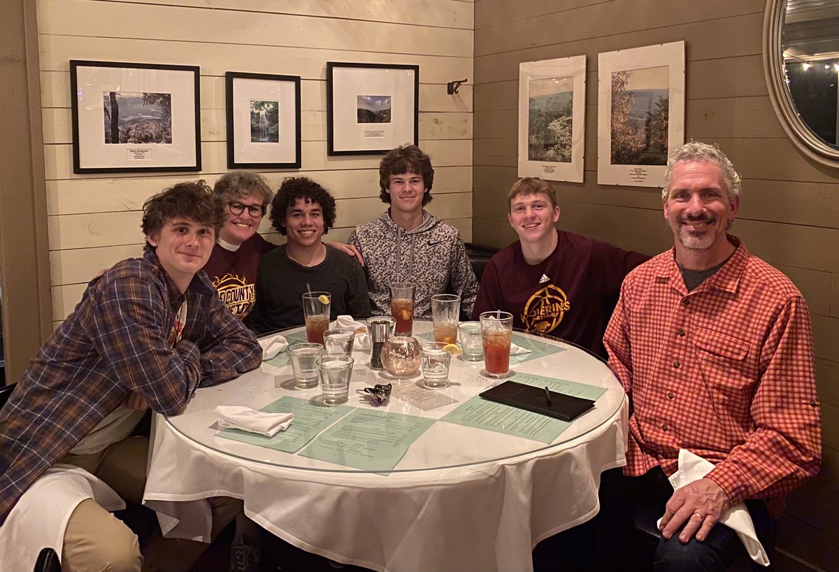 DadeCoBball's tweet photo. On the eve of senior night, time to feed the class of 2022.
Good food + Good kids = Good time.

@DadeWolverines https://t.co/0B3BnVtpSE