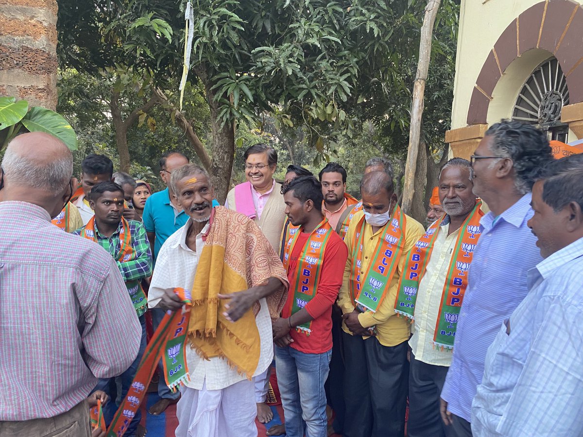 PrithivirajBJP's tweet photo. ମାନସିଂହପୁର ଓ ମୋରାମୋରୀ ପଂଚାୟତମାନଂକର ନିର୍ବାଚନୀ ବୈଠକରେ ବିଜେଡିର ବହୁ ପ୍ରମୁଖ ନେତା ଭାରତୀୟ ଜନତା ପାର୍ଟିରେ ଯୋଗଦେଲେ। https://t.co/GJ9hgJx4Lc
