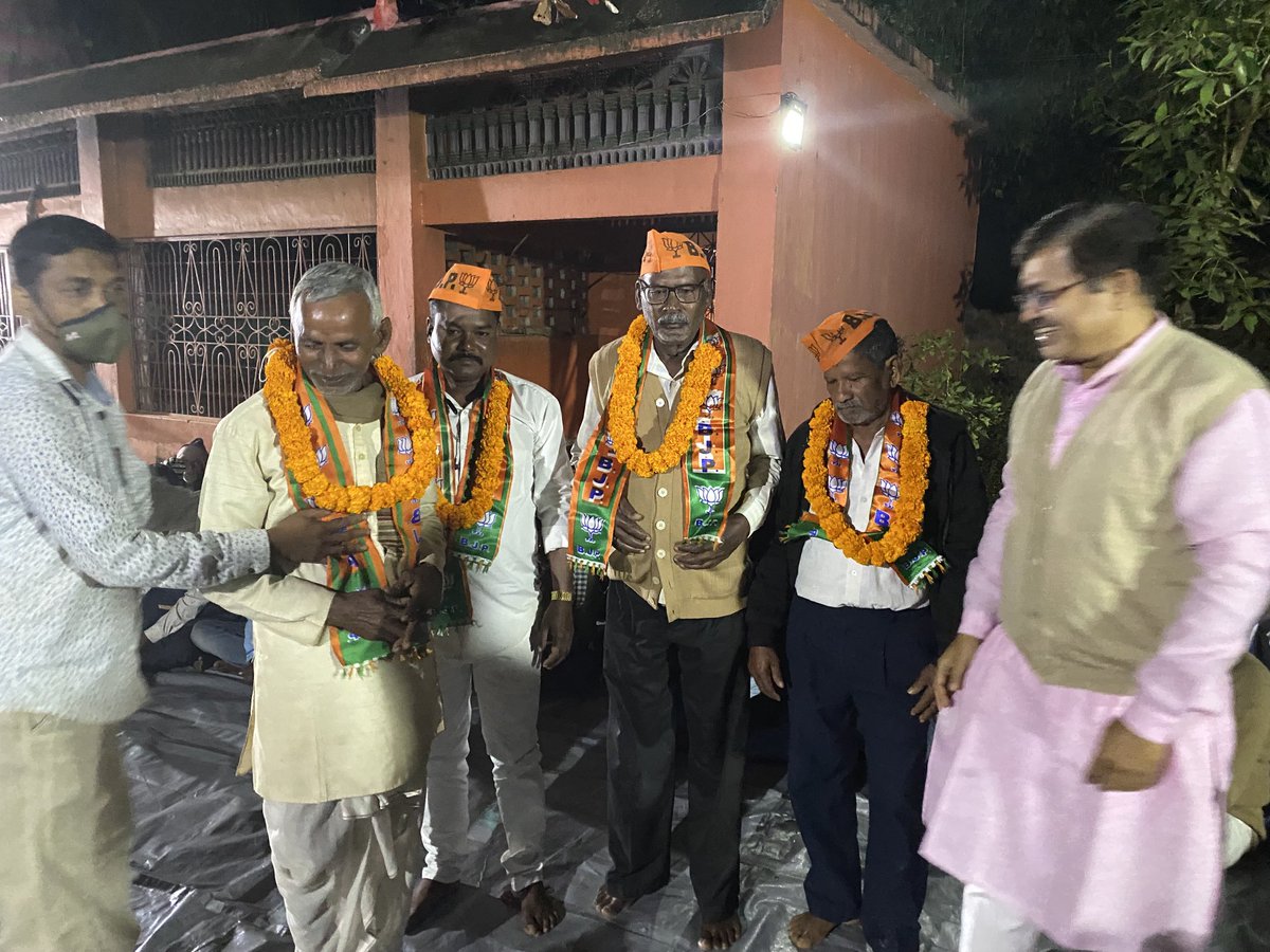 PrithivirajBJP's tweet photo. ମାନସିଂହପୁର ଓ ମୋରାମୋରୀ ପଂଚାୟତମାନଂକର ନିର୍ବାଚନୀ ବୈଠକରେ ବିଜେଡିର ବହୁ ପ୍ରମୁଖ ନେତା ଭାରତୀୟ ଜନତା ପାର୍ଟିରେ ଯୋଗଦେଲେ। https://t.co/GJ9hgJx4Lc