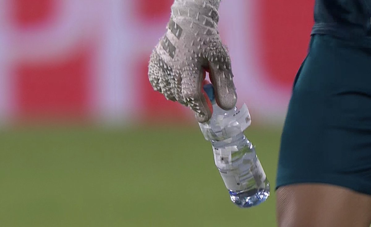 ActuFoot_'s tweet photo. Gabaski avait une antisèche sur sa bouteille d'eau pendant la séance de tirs au but.

Le portier égyptien a sorti deux des quatre tentatives camerounaises. ⛔ https://t.co/QKxABCQpT5