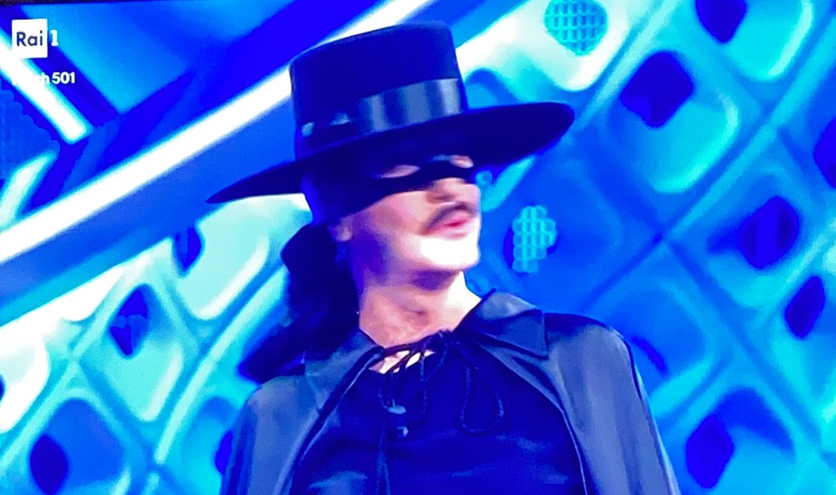 Mae_20_'s tweet photo. “Eh l’ho fatto per gli uomini che mi danno della travestita, tè ora sono travestita” LA TOCCA PIANO #Sanremo2022 https://t.co/IYJ9JkSy2I