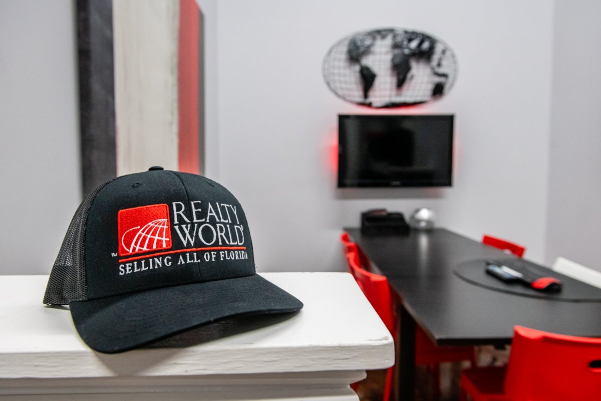 OcalaRW's tweet photo. Our name is known around the world and we can't wait to welcome you to the family ❤#OcalaRealtyWorld #realty #RealEstate #OcalaRealEstate #RealEstateLicensing https://t.co/EcPHsNHJSr