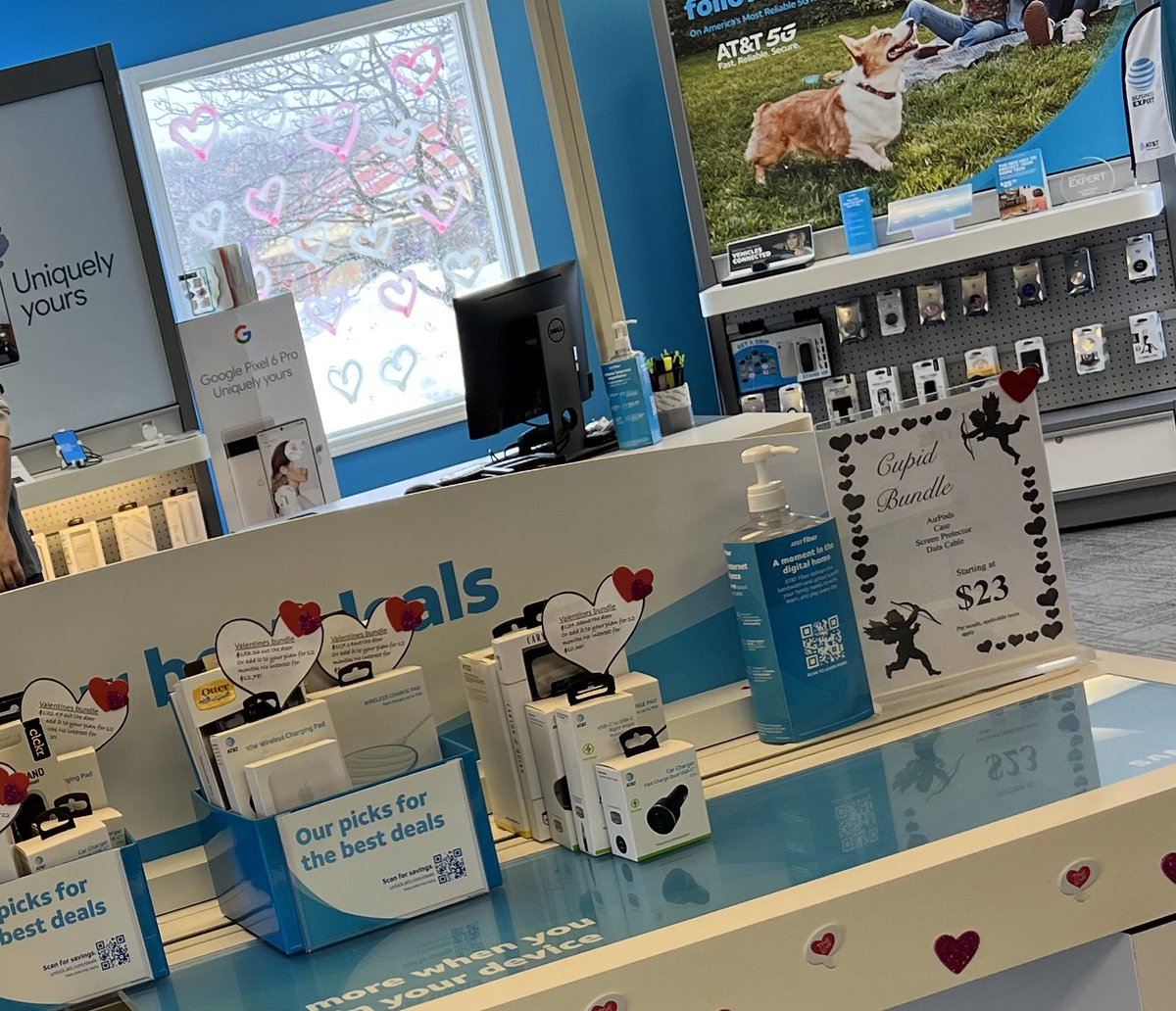 ChrisatPrime's tweet photo. Made it through some inviting weather to see @ATT_Alliance Team! Some insane AR Bundles, Dedicated FirstNet Wall, and holiday spirit! 

#Akronibles https://t.co/zUHa5PpVYY