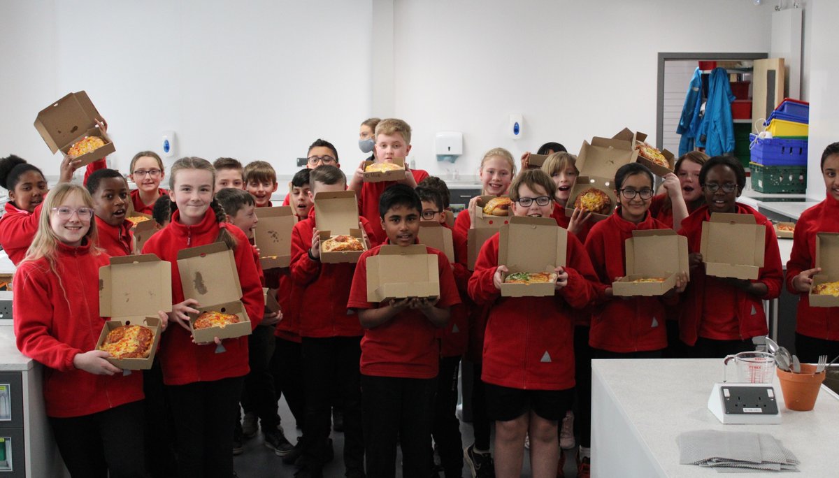 PutteridgeHSch's tweet photo. Fantastic pizza workshops with year 6 students from Someries Junior School. Students made, kneaded and shaped their own pizza dough and were taught how to prepare vegetables safely using a chef knife. These students were an absolute credit to their school. https://t.co/WwfbNbPKoe