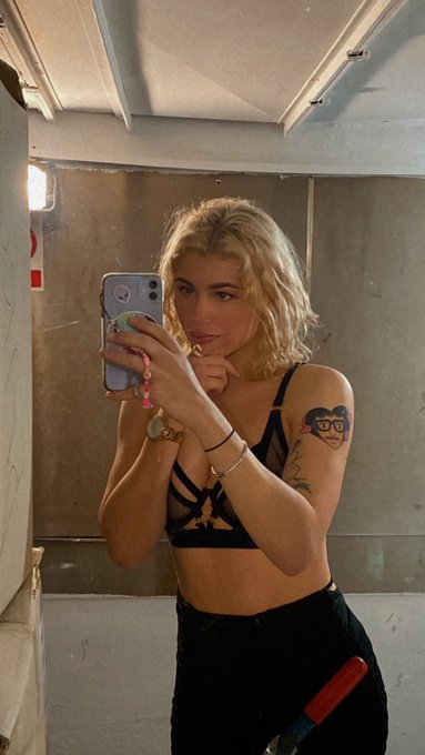 no makeup &amp; natural hair &amp; i could still pull ur dad https://t.co/7l77CxU6II