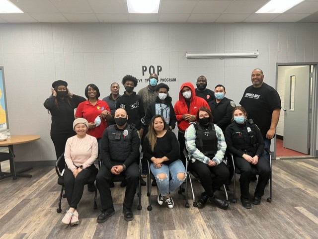 MilwaukeePolice's tweet photo. #MKEPD #MPDDistrict3 #CommunityPartnerships helping to keep #MKEStrong! #ThankYou EmpowerMKE and AsianRican foods for #BeingPartoftheSolution! #MKEYouth https://t.co/O2juyR1mrj