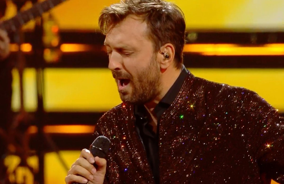 Torna sul palco Cesare Cremonini che canta "La ragazza del futuro" e  fa ballare il pubblico con "50 Special" #ANSA #Sanremo2022