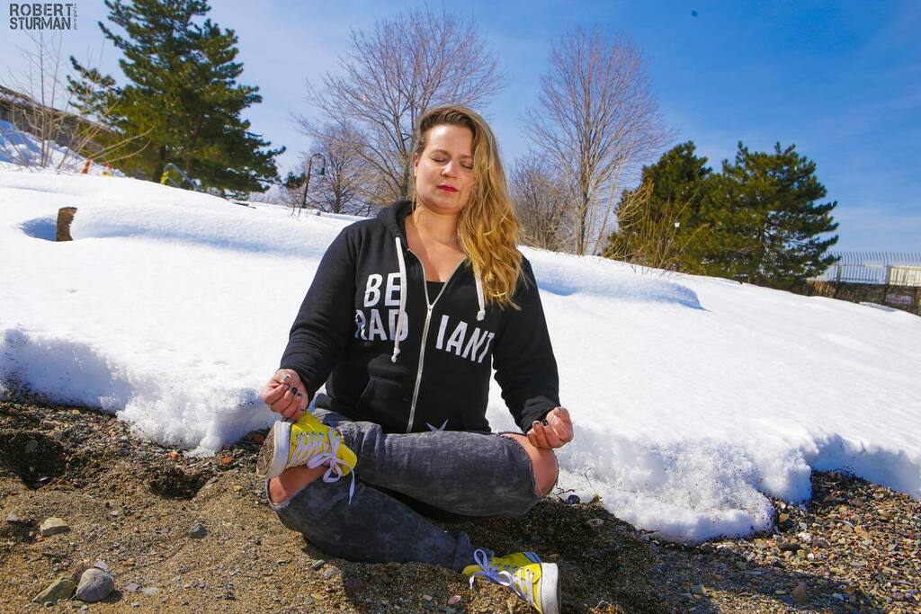 RadiantYogaBos's tweet photo. Have you ever meditated in the freezing cold?

I have! I caught a moment of actual meditation! Sometimes in extreme moments of weather and emotions it’s actually easier to go straight into the heart of my meditation practice. 

My favorite days of practi… https://t.co/lo766TVjDv https://t.co/ccBen2r6mY