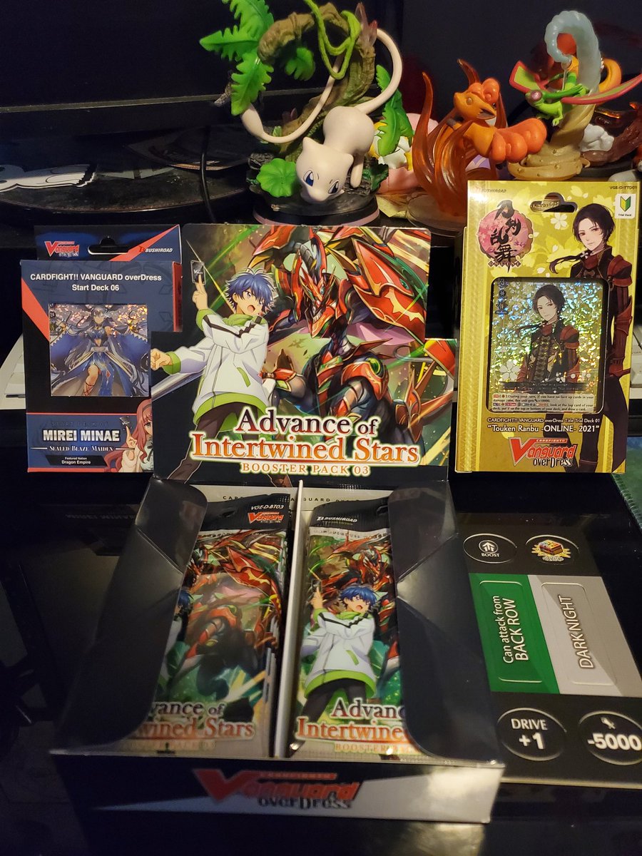 ThePointNerd1's tweet photo. Nothing like opening a new box of packs. And bonus for new starter decks!!!

#tabletopgames #TCG #TradingCards #Vanguard #Cardfight #starterdeck https://t.co/fSYh2hsqYz