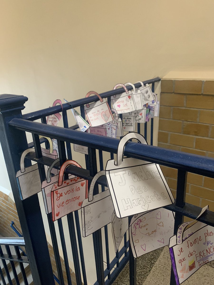 FrenchClubCar's tweet photo. 💕 We made our own love locks (cadenas d’amour🔓) today to decorate the top of stairs!! 💝 💘 https://t.co/pqtoXhLFUe