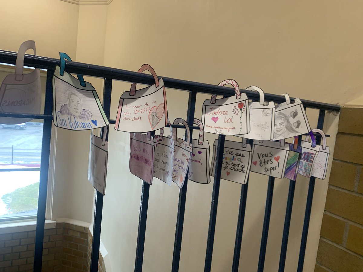 FrenchClubCar's tweet photo. 💕 We made our own love locks (cadenas d’amour🔓) today to decorate the top of stairs!! 💝 💘 https://t.co/pqtoXhLFUe