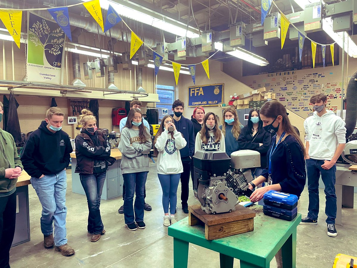 CV_AgSciences's tweet image. Engine Teardown has begun in #AgPowerTech! Ms. @TaylorHalbleib demonstrated how to remove the carburetor and helped students review how a carburetor functions #BernoullisPrinciple #TeachAg #LearnByDoing