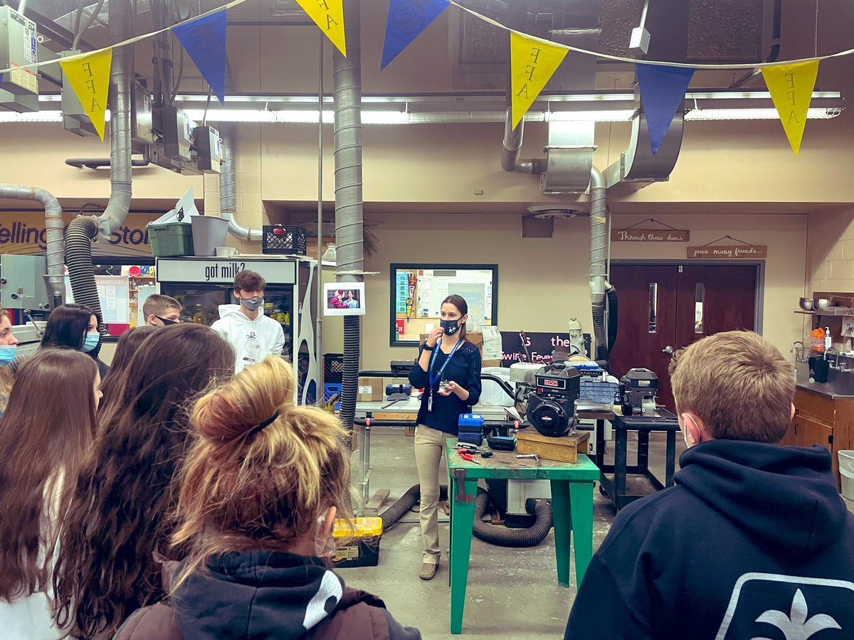 CV_AgSciences's tweet image. Engine Teardown has begun in #AgPowerTech! Ms. @TaylorHalbleib demonstrated how to remove the carburetor and helped students review how a carburetor functions #BernoullisPrinciple #TeachAg #LearnByDoing