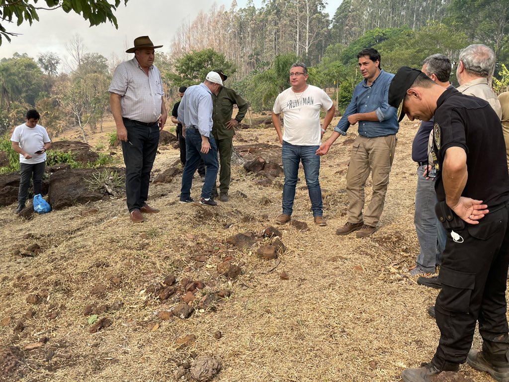 vjkreimer's tweet photo. En Colonia Carril y Cerro Moreno esta tarde, junto al diputado @RafaPigerl y los intendentes de Aristóbulo, Garuhapé y Salto Encantado recorrimos la zona afectada x incendios forestales y dialogamos con vecinos. Hace minutos, para alegría de todos, aquí comenzó a llover!! https://t.co/UOZomcRDgG